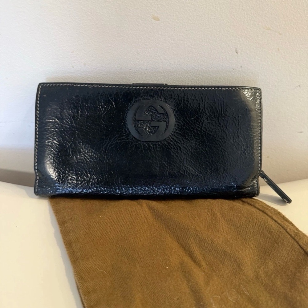 Vintage Authentic Gucci Black
Patent Leather Zip Around Wallet